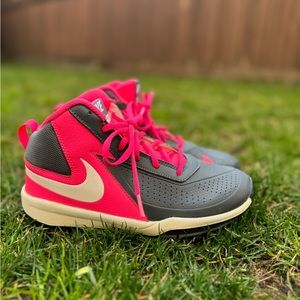 Nike high top sneakers team hustle D7 youth size 5